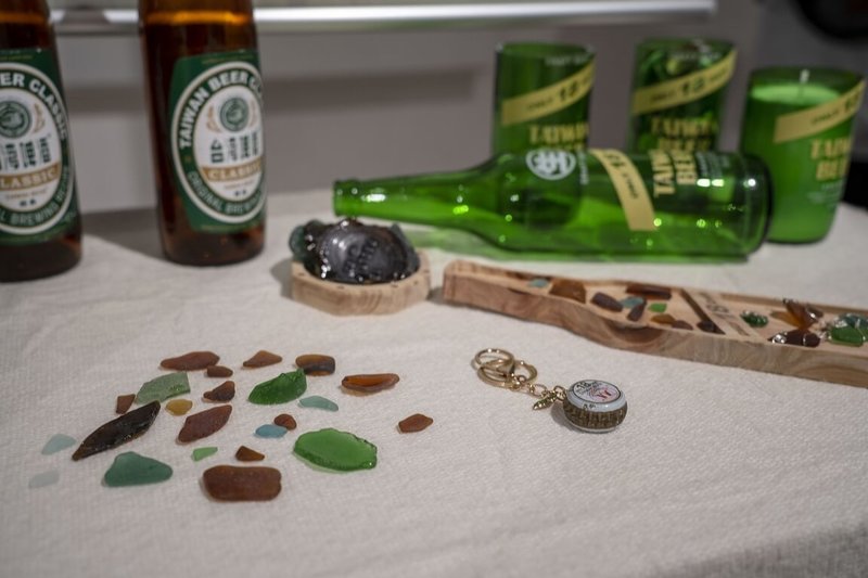 台北科技大學百年新釀特展展出至6日,匯集建國啤酒廠的歷史記憶、文化精神、創新設計,其中作品「海啤拾光」讓回收玻璃化身小夜燈、香氛蠟燭與花盆,同時呼應啤酒瓶的色彩記憶。(北科大提供)中央社記者許秩維傳真 114年11月4日