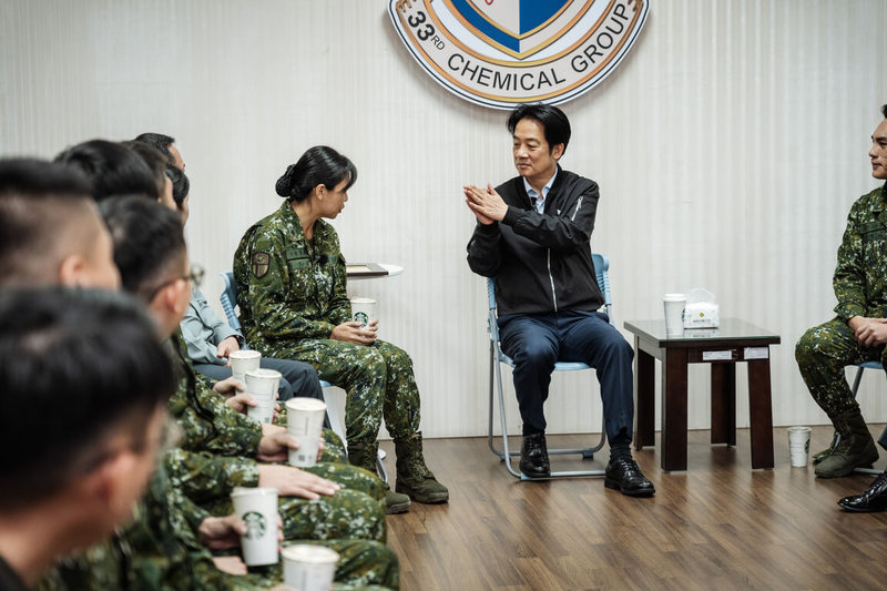 總統賴清德4日勗勉北部地區救災部隊，聆聽官兵救災心得分享。（總統府提供）中央社記者葉素萍傳真　114年11月4日