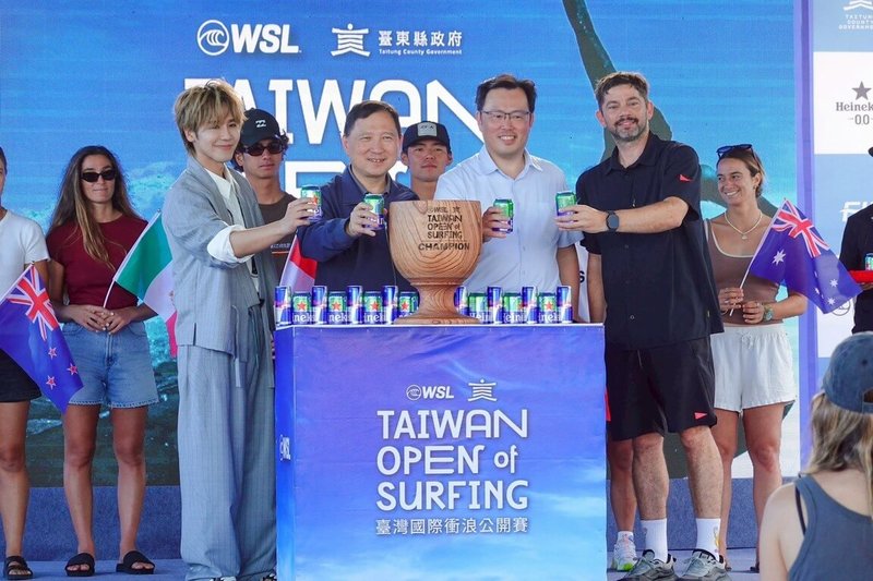 2025台灣國際衝浪公開賽在台東縣金樽漁港展開，運動部次長鄭世忠（前右2）4日出席開幕典禮表示，未來將持續投入更多資源，讓台灣品牌國際賽事發光發熱。（運動部提供）中央社記者黎建忠傳真　114年11月4日