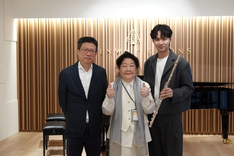 旅法長笛演奏家楊智越（右）策劃「半世紀的風華－向台灣作曲大師致敬」音樂會，新象藝術總監樊曼儂（中）與音樂學者楊建章（左）將參與15日台北場的演後座談。（新象提供）  中央社記者趙靜瑜傳真　114年11月4日