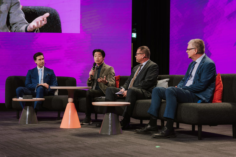 駐芬蘭代表林昶佐（左2）與芬蘭安全委員會（Security Committee of Finland）前秘書長西德柏（右1，Aapo Cederberg）、歐盟混合威脅防制卓越中心（Hybrid CoE）主任塞弗萊寧（右2，Jukka Savolainen）同台，針對混合影響（Hybrid Influence）台灣與歐洲的經驗與觀點進行討論。（北歐網路安全論壇提供）中央社記者辜泳秝傳真 114年11月4日