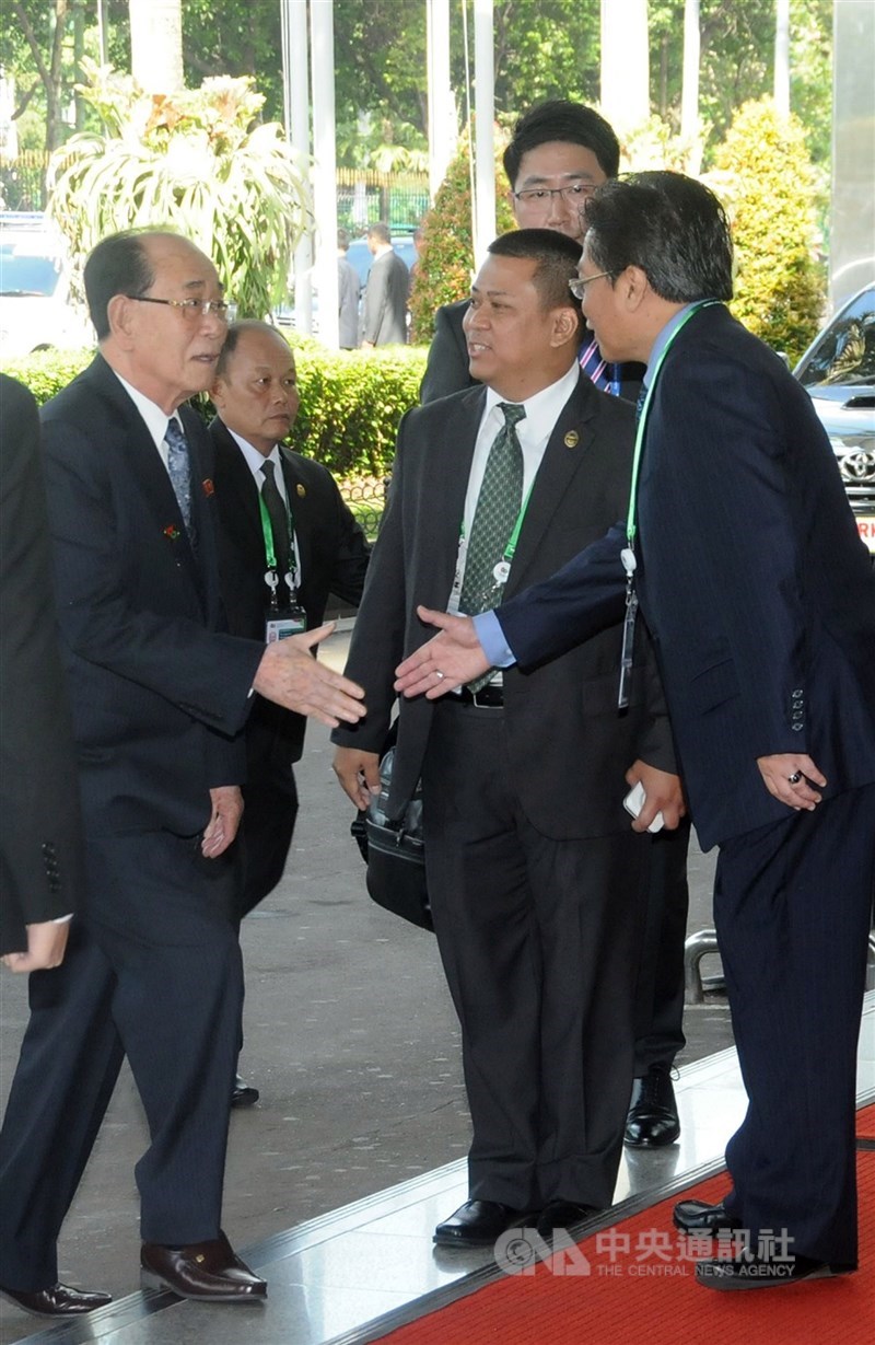 北韓國營媒體報導，北韓最高人民會議常任委員會前委員長金永南（左）逝世，享壽97歲。圖為金永南2015年出席亞非峰會。（中央社檔案照片）