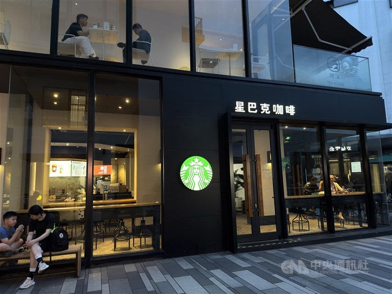 美國連鎖咖啡店星巴克進入中國市場26年後，4日宣布出售至高6成股權給中國本土的博裕資本。分析指出，星巴克曾經受益於中國中產階級的擴張，但如今面臨本土品牌咖啡和茶飲市場崛起的挑戰。圖為星巴克在上海長寧區的一間門市。（中央社檔案照片）
