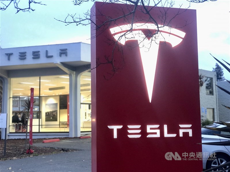 美國電動車大廠特斯拉（Tesla）因威斯康辛州一起火燒車事故遭提告。這起車禍導致一輛Model S上的5名乘員全數罹難，據稱他們因設計瑕疵無法開啟車門，最後受困於車內。（中央社檔案照片）