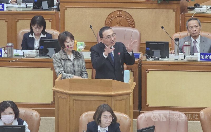 被稱為新北小巨蛋的新北市板橋第二運動場BOT案連續2次招商不成功，市長侯友宜（立者右）表示，12月將第3次公告招商。中央社記者王鴻國攝 114年11月4日