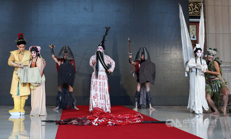 當代傳奇劇場「暴風雨」融合舞台劇、京劇、原住民歌舞，4日下午在國家戲劇院舉行宣告記者會，會中主要演員亮相，呈現精彩片段。中央社記者謝佳璋攝　114年11月4日