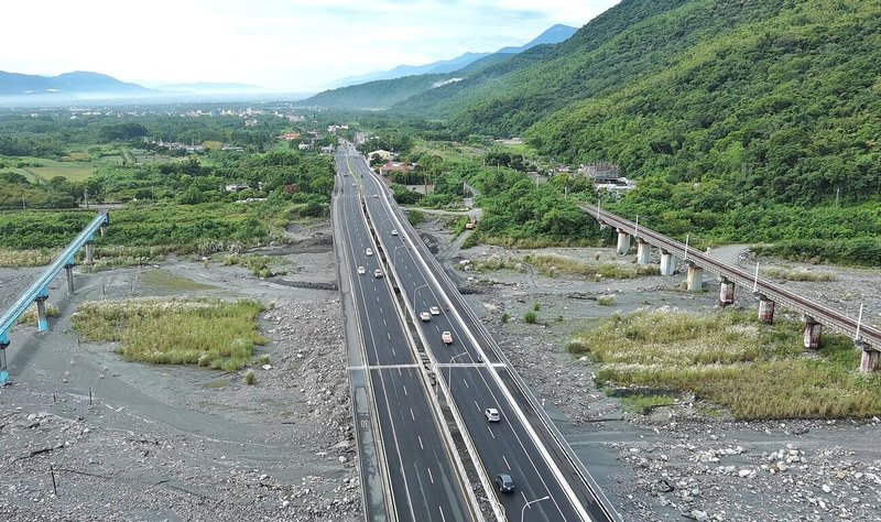 台9線木瓜溪橋為北花蓮進入花東縱谷公路的首座橋梁，交通部公路局4日表示，自109年12月啟動改建，新橋7日將竣工，除提升抗洪與耐震能力，還提升通行效率。（公路局提供）中央社記者黃巧雯傳真 114年11月4日