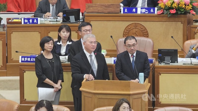 針對民代質疑電子煙流入校園且易網購取得問題，新北市長侯友宜（立者右）表示，市府已成立聯合稽查小組加強稽查，也要求警方全力協助稽查。中央社記者王鴻國攝 114年11月4日