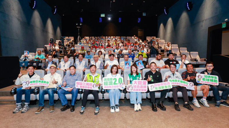 民進黨高雄市長初選戰火升溫，立委邱議瑩（前排左5）4日在台鋁影城舉辦「生活高雄」政策發表會，提出「成立申辦亞洲運動會專案小組」、「爭取舉辦羽球、桌球等世界職業巡迴賽」、「造鎮計畫結合大巨蛋興建」等政策。（邱議瑩團隊提供）中央社記者林巧璉傳真　114年11月4日