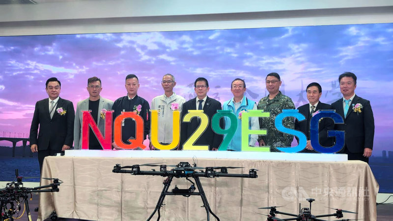 國立金門大學4日舉行建校29週年校慶典禮，今年主題為「29榮耀，永續ESG」，校長陳建民（中）、縣府秘書長張瑞心（右4）等出席，並在象徵金大精神的立體字NQU29ESG倒入顏料。中央社記者吳玟嶸攝　114年11月4日