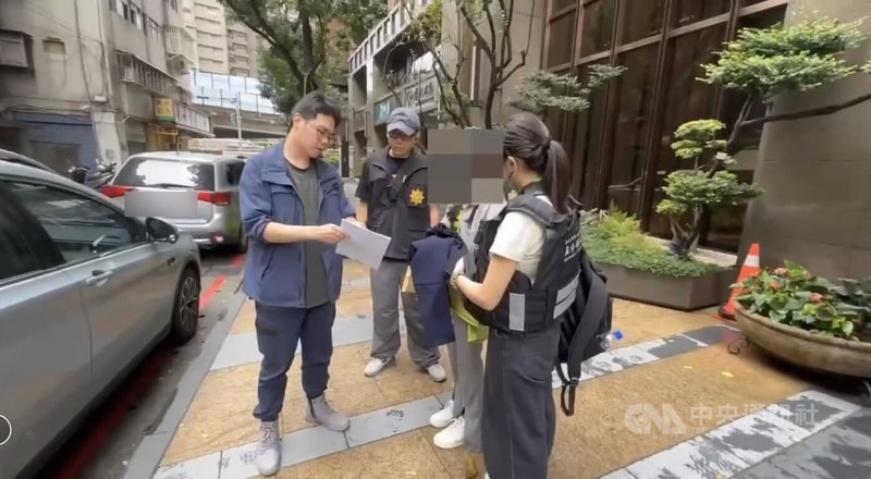 台北市信義區近日發生雙屍案，現場發現不明粉末和藥錠，檢警追查毒品來源，鎖定販毒的蘇姓（右2）、鍾姓及謝姓3嫌，並於3日拘提到案，落網畫面曝光。（翻攝照片）中央社記者黃麗芸傳真 114年11月4日