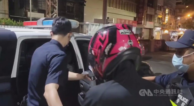 台中市許姓男子（中）疑因租屋糾紛，3日到前房東住宅縱火，警消救出一對母女送醫，但到院後相繼傷重不治，警方循線逮捕許男依殺人等罪送辦。（翻攝照片）中央社記者蘇木春傳真　114年11月4日