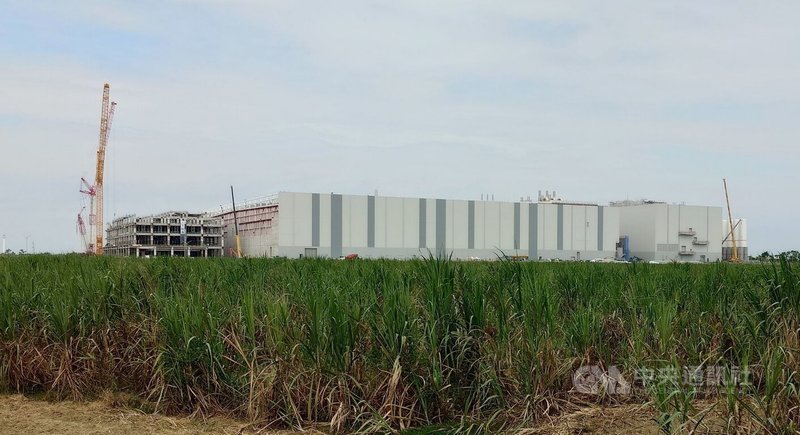 嘉義縣長翁章梁4日說，台灣積體電路製造股份有限公司位於嘉義科學園區的先進封裝廠（圖），預計2025年11月裝機，2028年量產。中央社記者蔡智明攝　114年11月4日