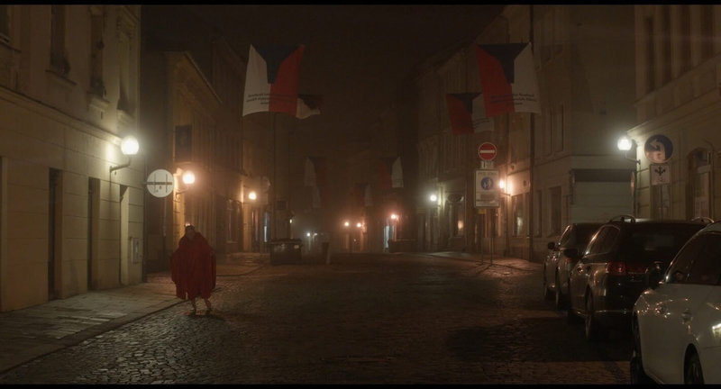 李康生身穿一襲紅色袈裟，緩慢步行在捷克小鎮伊赫拉瓦，穿梭在朦朧的霧氣。這個充滿詩意的畫面，出現在知名導演蔡明亮「行者」系列的最新作品「夜行」，這部片1日在捷克伊赫拉瓦影展首映。（汯呄霖電影提供）中央社記者劉郁葶布拉格傳真　114年11月4日