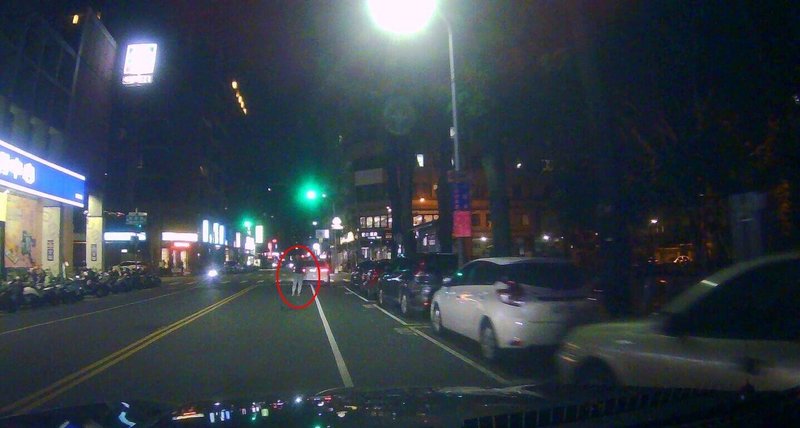 台中市警察局第二分局4日說明，10月底巡邏時發現1名男子將車輛臨停路旁招手求助，得知男子的4歲兒子頭部受傷血流不止，隨即鳴笛開道，協助送醫。（民眾提供）中央社記者郝雪卿傳真  114年11月4日