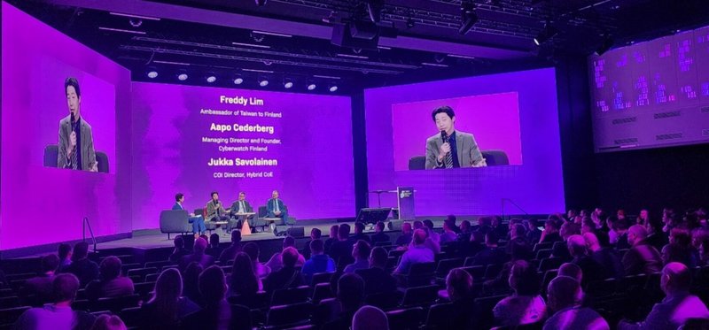 駐芬蘭代表林昶佐4日受邀參加在芬蘭赫爾辛基舉辦的「北歐網路安全論壇」（Cyber Security Nordic），在主舞台的圓桌論壇上與芬蘭數位安全專家針對「混合影響」對談。林昶佐是首次受邀的台灣講者。（駐芬蘭代表處提供）中央社記者辜泳秝傳真 114年11月4日