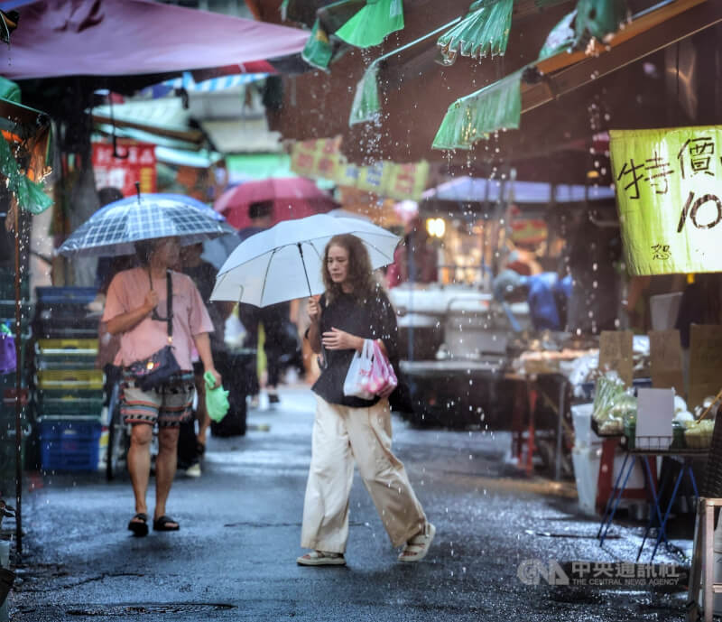 圖為台北市內湖區雨中的的傳統市場。（中央社檔案照片）