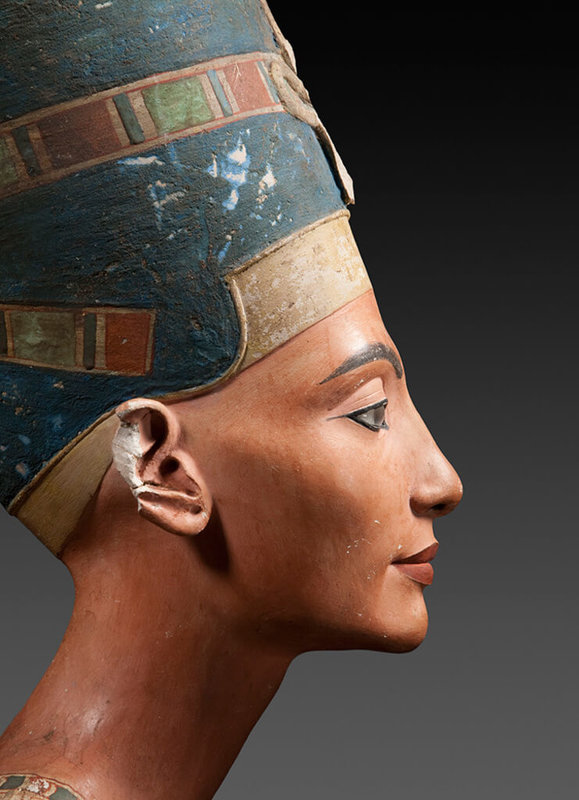 古埃及王后娜芙蒂蒂石灰岩半身像約製作於西元前1340年，細膩描繪出王后的五官與藍色王冠細節，被譽為古代藝術中最完美的人像之一。現收藏於柏林新博物館。（柏林新博物館提供）中央社記者林尚縈柏林傳真　114年11月4日