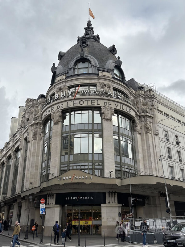 中資電商平台Shein在巴黎首家實體店面將於11月5日在指標性的BHV百貨開幕，卻在開張前鬧出販售兒童外型成人娃娃的醜聞。圖攝於10月25日。中央社記者曾依璇巴黎攝　114年11月4日