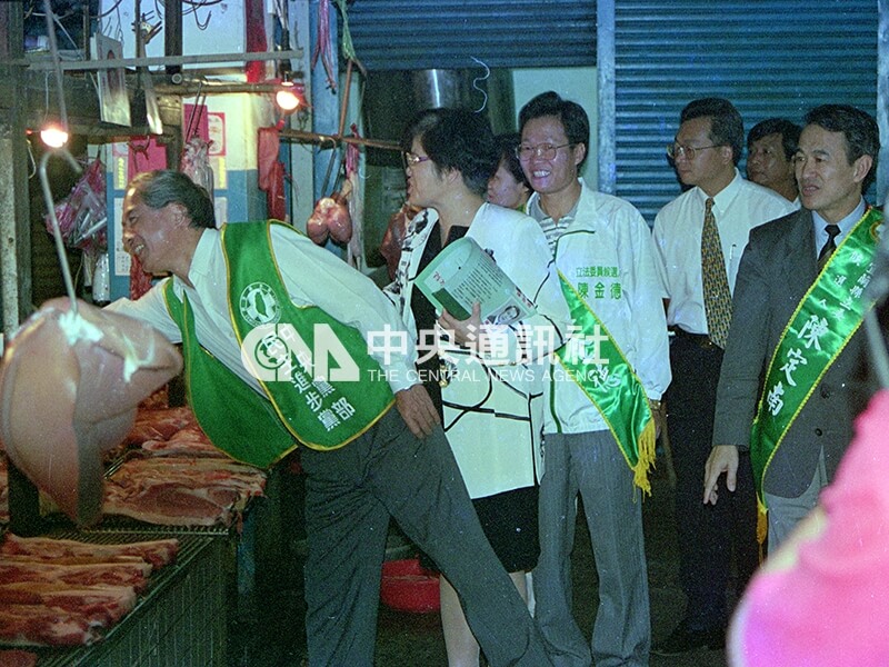 民主進步黨主席林義雄到宜蘭助選，率民進黨提名的宜蘭縣立委參選人陳定南、張川田、陳金德到羅東開元市場拜票。中央社記者林欽銘攝 87年11月7日