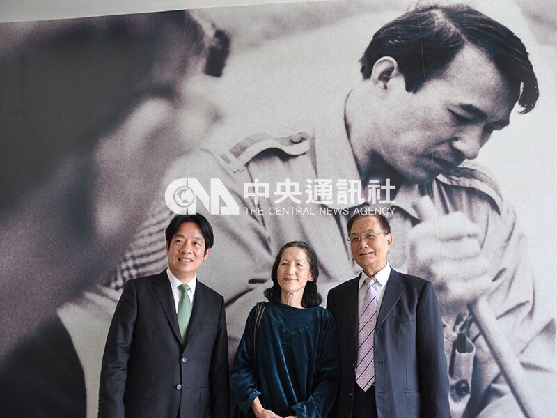 前行政院長賴清德（左）在已故前法務部長陳定南遺孀張昭義（中）、陳定南教育基金會董事長林光義（右）陪同下，參訪位在宜蘭縣三星鄉的「陳定南紀念園區」。中央社記者沈如峰攝　108年3月20日