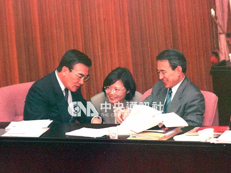 立法院院會，行政院大陸委員會主任委員蔡英文（中）利用質詢空檔，和經濟部長林信義（左）、法務部長陳定南（右）交換意見。中央社記者吳繼昌攝 89年7月18日