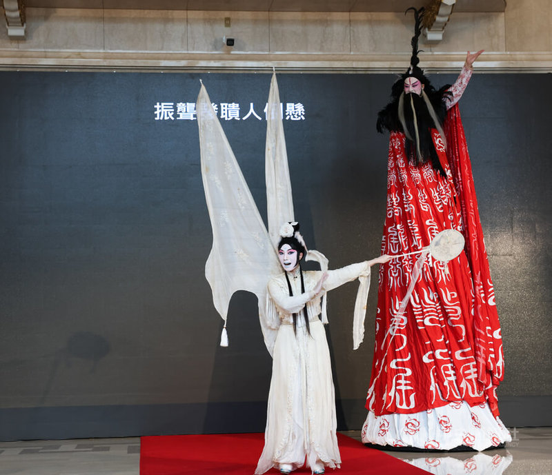 當代傳奇劇場「暴風雨」宣告記者會4日下午在國家戲劇院舉行，導演兼主演吳興國（右）著裝演出，帶來精彩片段。中央社記者謝佳璋攝　114年11月4日