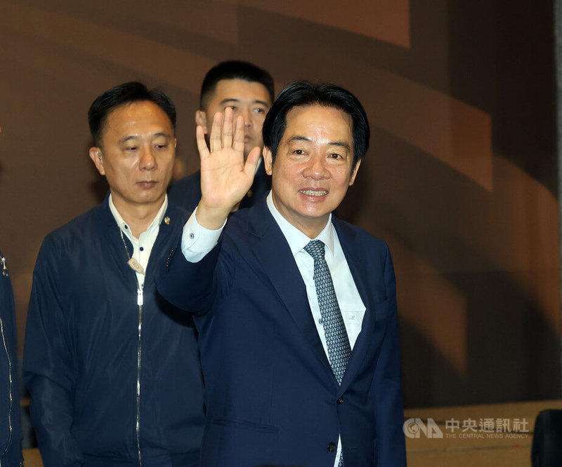 總統賴清德（前）4日上午出席「壯大資產管理，迎向黃金年代」高峰論壇開幕式致詞，賴總統向與會者揮手致意。中央社記者郭日曉攝 114年11月4日