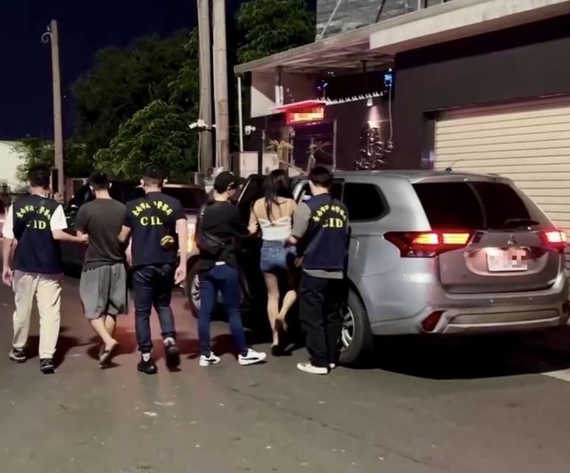 洪姓男子及陳姓女友駕車四處兜售毒品，完成交易後立刻變換偽造車牌躲避追查，仍遭台南警方拘提送辦。（台南市警局提供）中央社記者張榮祥台南傳真　114年11月4日