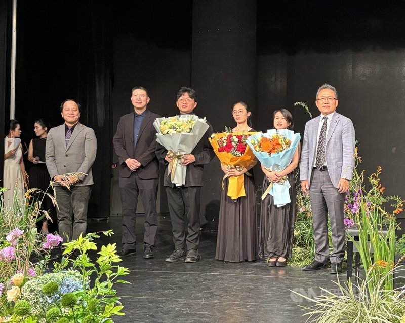 2日，台灣駐越南代表劉世忠（右1）、越南文化部陳一皇（左1）、中華航空河內分公司總經理陳志威（左2）到場聆聽「敦仁之歌」演奏會，與作曲家張玹（左3）、鋼琴家廖歆巧（右2）和小提琴家黃胡慶雲（右3）合影。中央社記者曾婷瑄河內攝　114年11月4日