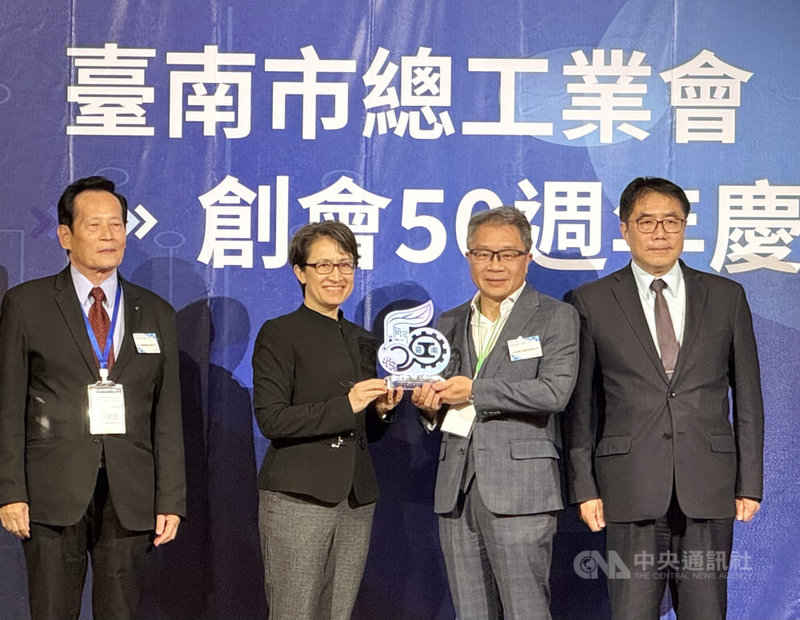 副總統蕭美琴（左2）4日晚間在台南遠東香格里拉出席台南市總工業會創會50週年慶祝大會，同時表揚資深卓越企業。中央社記者張榮祥台南攝　114年11月4日