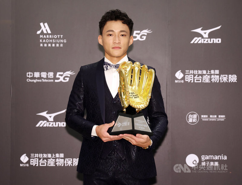 中華職棒味全龍隊郭天信（圖）5日在高雄出席頒獎典禮，他憑藉優異守備範圍與多次美技演出，本季346次守備機會，完成333次刺殺、11次助殺，守備率9成94，奪生涯第4座外野手金手套。中央社記者張新偉攝　114年11月5日