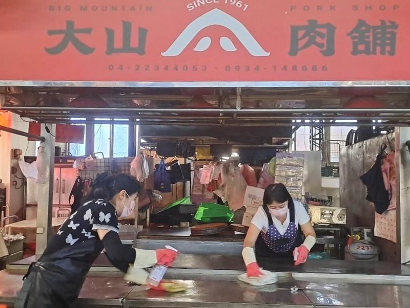 台中養豬場發生非洲豬瘟疫情，全台實施禁運禁宰政策，6日起將兩階段解封，台中市豬肉攤在重新復業前進行清消。（台中市政府提供）中央社記者郝雪卿傳真　114年11月5日