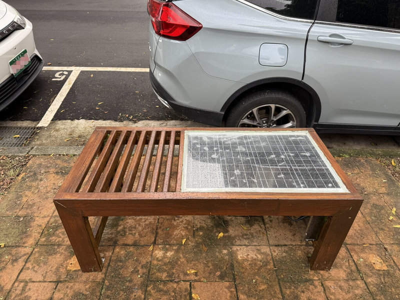 台北市內湖區公所指出，委由台中業者結合光電板製作的智慧長椅，光線會向地面投射，透過發光增加夜間使用者的安全，並有充電功能；每座光電椅1年約可減少36公斤二氧化碳排放。（台北市內湖區公所提供）中央社記者楊淑閔傳真　114年11月5日