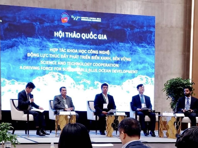 台灣學者郭正元(中)受邀在第17屆南海國際會議場邊活動中發表和陳宗嶽教授的「藻菌共生系統」研究,並指出台灣在生物技術與再生能源治理上為國際領航者之一。(郭正元提供)中央社記者曾婷瑄河內傳真 114年11月5日