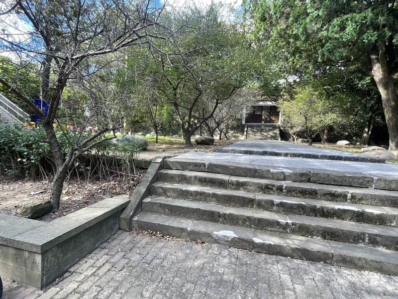 苗栗市67歲獨居男子夜宿苗栗市貓裏山公園,5日一早醒來忘了隨身貴重物品,將總價值新台幣500餘萬元的黃金、紙鈔遺留在原地後離開,警方透過銀樓保單查出失主身分。(警方提供)中央社記者管瑞平傳真 114年11月5日