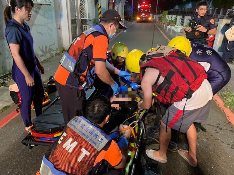 台南市陳姓女子日前跌進北區大排水溝後遭通報救起送醫，卻傳出陳女當天夜會1名消防隊員時才出事，消防局已展開調查。（台南市消防局提供）中央社記者張榮祥台南傳真　114年11月5日