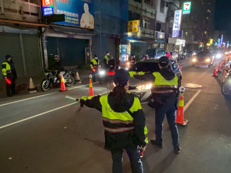 新竹市警察局即日起至7日執行「不禮讓行人暨酒後駕車大執法」專案勤務，除強力取締酒後駕車行為外，同時在行人穿越頻繁路口提高見警率，防制行人違規及車輛不暫停禮讓行人等違規。（新竹市警察局提供）中央社記者郭宣彣傳真　114年11月5日