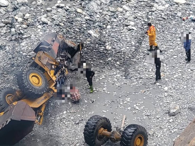 中橫公路台8線169.7公里天祥路段5日下午一輛工程車擦撞山壁後摔落溪谷並起火燃燒，消防人員垂降百餘公尺，經查看駕駛林姓男子已無生命跡象、明顯死亡。（花蓮縣警察局提供）中央社記者李先鳳傳真　114年11月5日