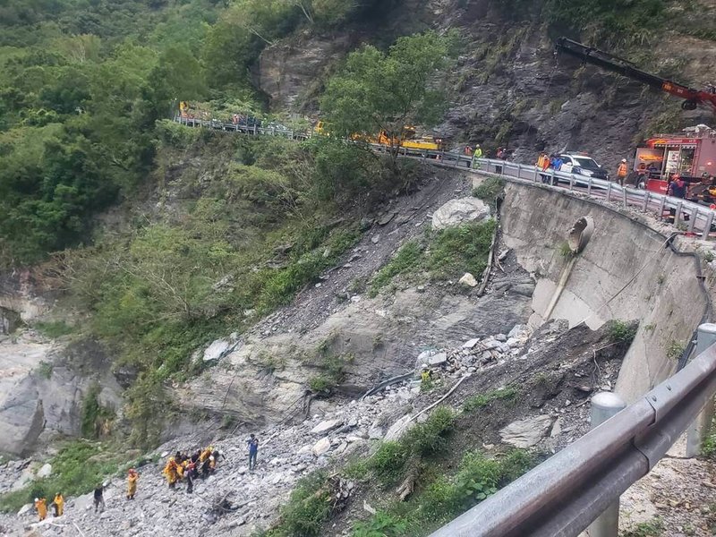 林姓男子5日駕駛工程車行經中橫公路台8線169.7公里天祥路段,不慎擦撞右側山壁後再衝撞對向護欄,連人帶車摔下約百餘公尺深的溪谷身亡,警消獲報到場,將其吊掛至路面。(花蓮縣警察局提供)中央社記者李先鳳傳真 114年11月5日