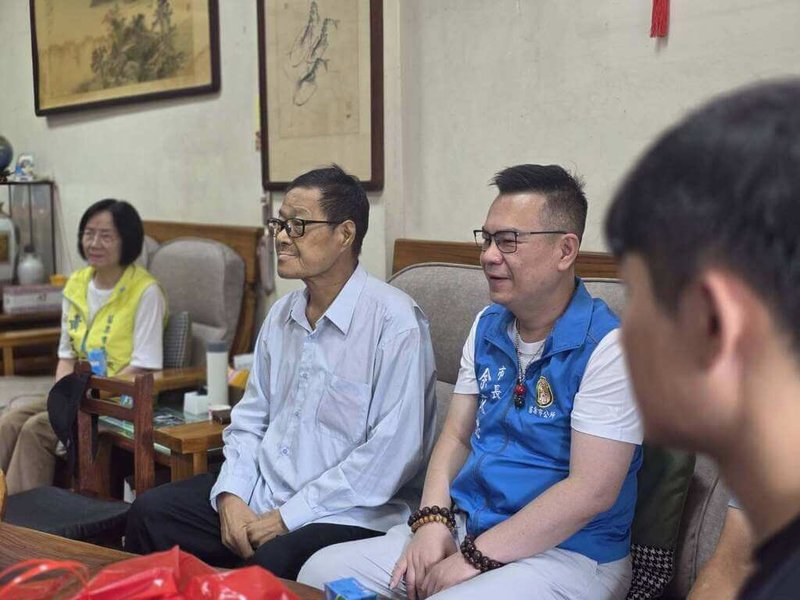 苗栗市8連霸市民代表蘇文霸（右2）5日凌晨病逝。苗栗市長余文忠（右1）表示，10月初蘇文霸生日時，大家還一起為他慶生，對於他的離世感到不捨，並敬佩他一生堅守民代崗位，盡忠職守精神。（余文忠提供）中央社記者管瑞平傳真　114年11月5日