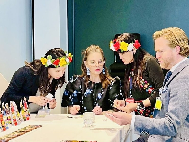 交通部觀光署率領台灣觀光代表團3日於瑞典斯德哥爾摩舉辦台灣觀光推廣會,為展現台灣的多元文化與熱情好客,現場安排精彩的文化展演,與文化體驗如老屋窗花木作杯墊、原民服飾編織書籤等手作活動。(交通部觀光署駐倫敦辦事處提供)中央社記者辜泳秝斯德哥爾摩傳真 114年11月5日