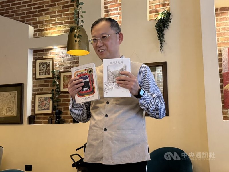 「台灣漫遊錄」英譯本10月在印度上市,楊双子4日在德里與當地媒體見面,分享此書的創作理念,並陳述相關的歷史背景,駐印度代表陳牧民(圖)也帶著兩本楊双子的著作,以書迷的身分參加活動。中央社記者李晉緯新德里攝 114年11月5日