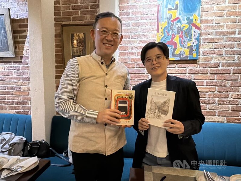 台灣小說家楊双子(右)4日向印度媒體介紹其著作「台灣漫遊錄」後,將簽名書致贈給駐印度代表陳牧民(左)。中央社記者李晉緯新德里攝 114年11月5日