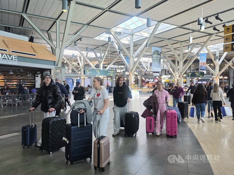 加拿大是全球對移民最友善的國家之一，但前幾年爆量接納移民導致社會資源嚴重不足，如今新總理卡尼（Mark Carney）決定未來3年收緊移民大門，其中影響最大的是有意留學加拿大的年輕人。中央社記者程愛芬溫哥華攝　114年11月5日