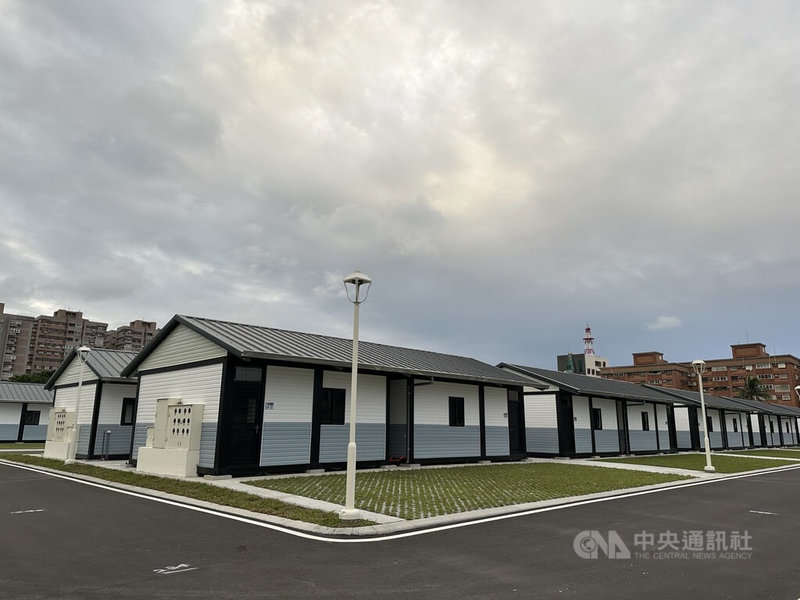 0403地震重創花蓮，許多民眾因大樓傾倒無家可歸。為協助災民度過重建階段，花蓮縣政府與中華民國紅十字會合作興建組合屋完工，預計8日開放受災戶看屋，12月可望入住。中央社記者李先鳳攝　114年11月5日