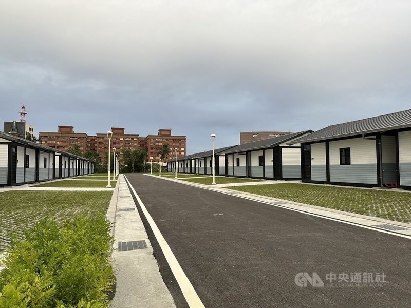 0403地震重創花蓮，為協助災民度過重建階段，花蓮縣政府與中華民國紅十字會合作興建組合屋，依據需求提供36與42平方公尺2種屋型，共有30戶居住空間，讓受災戶能有暫時安身之所。中央社記者李先鳳攝　114年11月5日