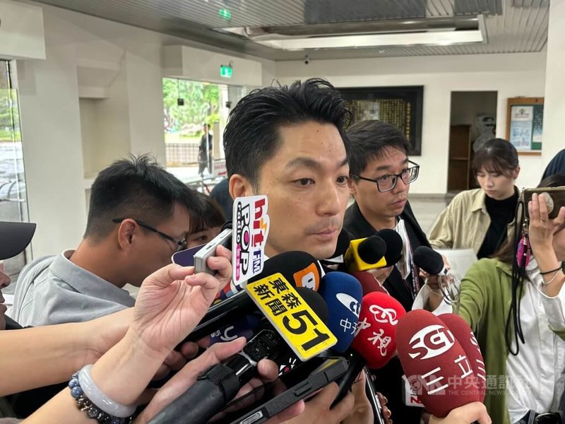 台北市長蔣萬安（前）5日赴議會專案報告，他在會前受訪表示，市府4日已跟新光人壽確定解除地上權契約金額，接下來就等對方正式來公文。中央社記者陳昱婷攝　114年11月5日