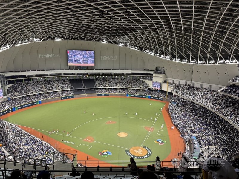 世界棒球經典賽即將在明年3月登場，據悉旅遊業者將推出相關套裝行程，圖為今年2月經典賽資格賽台灣對上西班牙現場。中央社記者余曉涵攝   114年11月5日