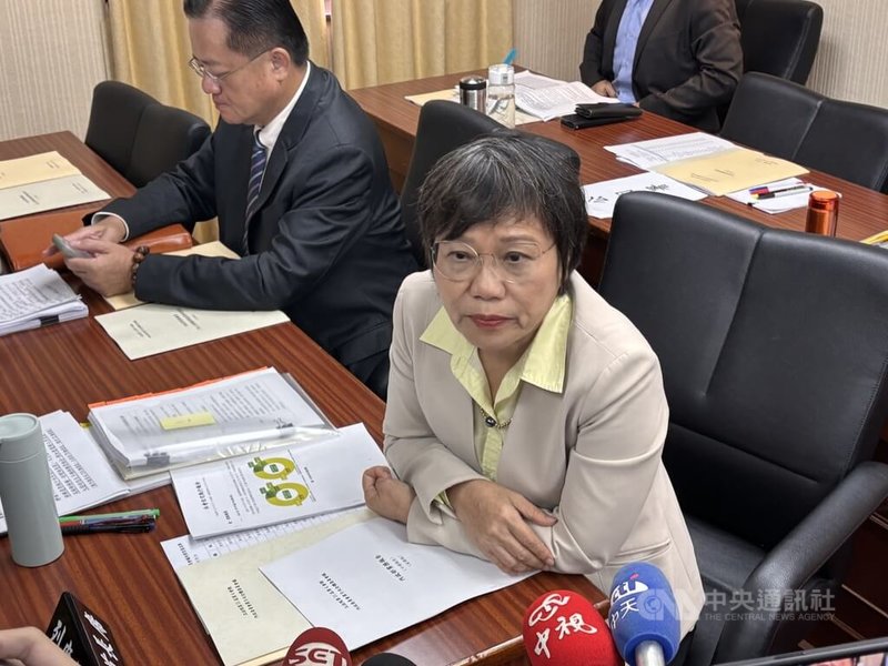 針對柬埔寨太子集團涉嫌犯罪並遭美國制裁一案，內政部長劉世芳（前）5日在立法院接受媒體聯訪時指出，台灣配合美國司法等單位查察，希望查出在台協力犯罪集團，勿枉勿縱。中央社記者高華謙攝　114年11月5日